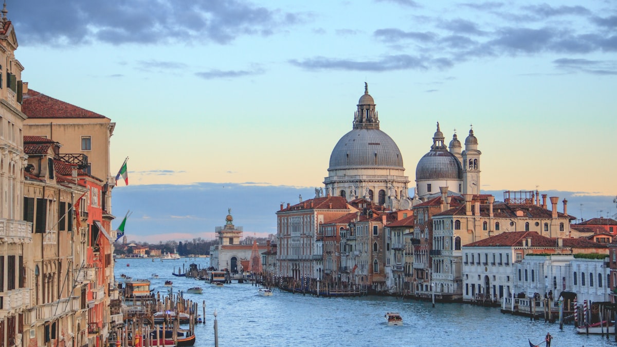 Venezia applicherà il contributo di accesso in 60 giornate tra aprile e luglio 2026 per gestire i flussi turistici. (Immagine illustrativa)