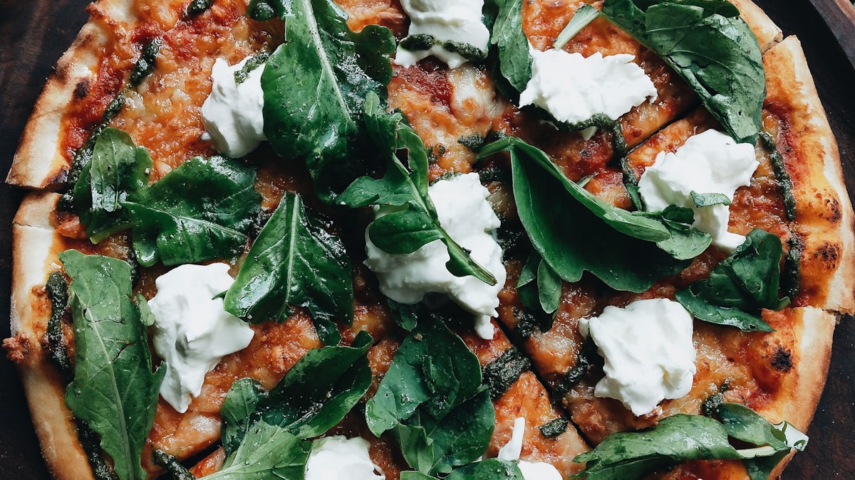Dalla margherita classica alle interpretazioni gourmet: la pizza italiana continua a reinventarsi da Nord a Sud.