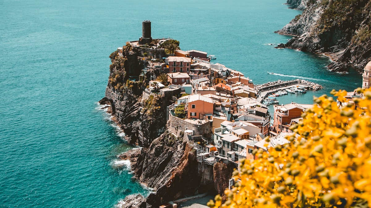Un set diventa una meta: bastano poche settimane di messa in onda per trasformare un borgo o un'isola in una destinazione ambita.