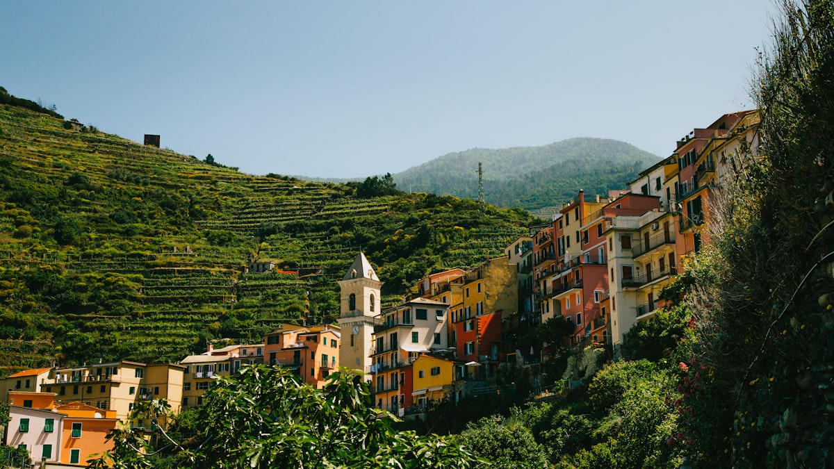 Case colorate aggrappate alla collina e vigneti terrazzati: i piccoli borghi sono il segmento in maggiore crescita dell'estate 2026.
