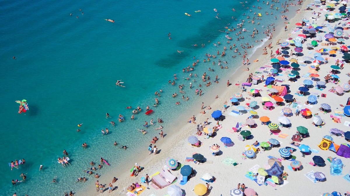 Nonostante il caro-vita, molte spiagge italiane restano affollate, sostenute dai flussi turistici dall'estero.